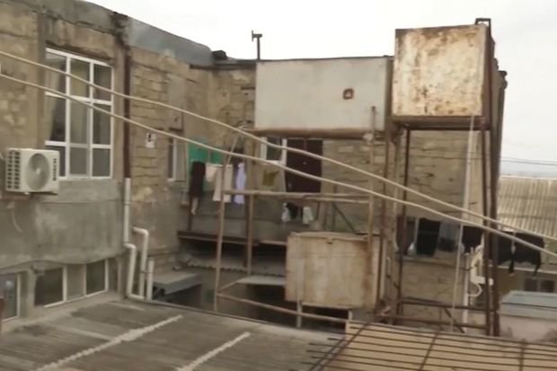Bakıda 130-dan çox yaşı olan bina hər an uça bilər - VİDEO