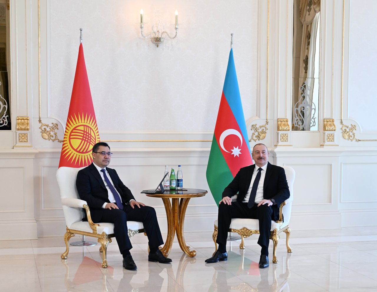 Azərbaycan və Qırğızıstan prezidentlərinin məhdud tərkibdə görüşü başlayıb - FOTO Azərbaycan və Qırğızıstan prezidentlərinin məhdud tərkibdə görüşü başlayıb - FOTO