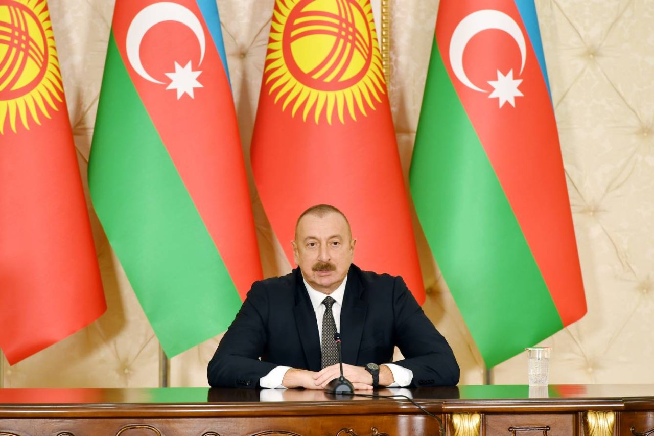 İlham Əliyev: “Qardaş ölkələrlə münasibətləri inkişaf etdiririk” İlham Əliyev: “Qardaş ölkələrlə münasibətləri inkişaf etdiririk”