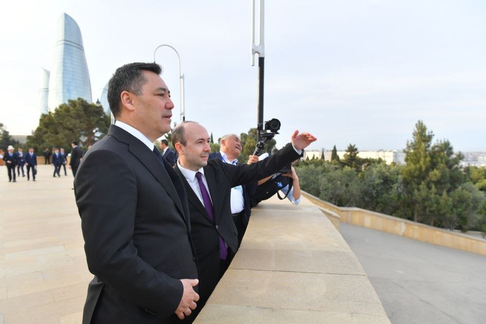 Sadır Japarov Bakıda şəhidlərin xatirəsini anıb - FOTO - foto 3