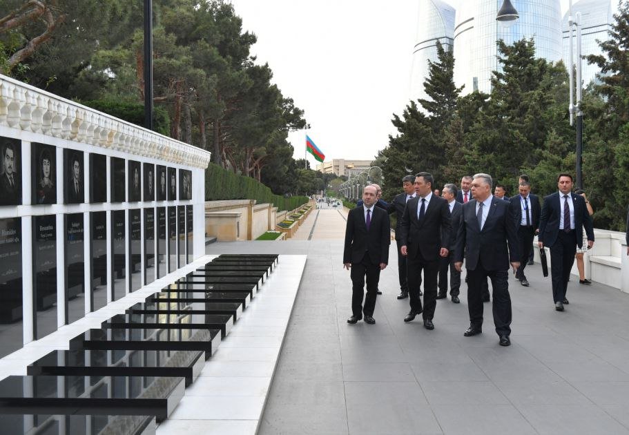 Sadır Japarov Bakıda şəhidlərin xatirəsini anıb - FOTO - foto 1