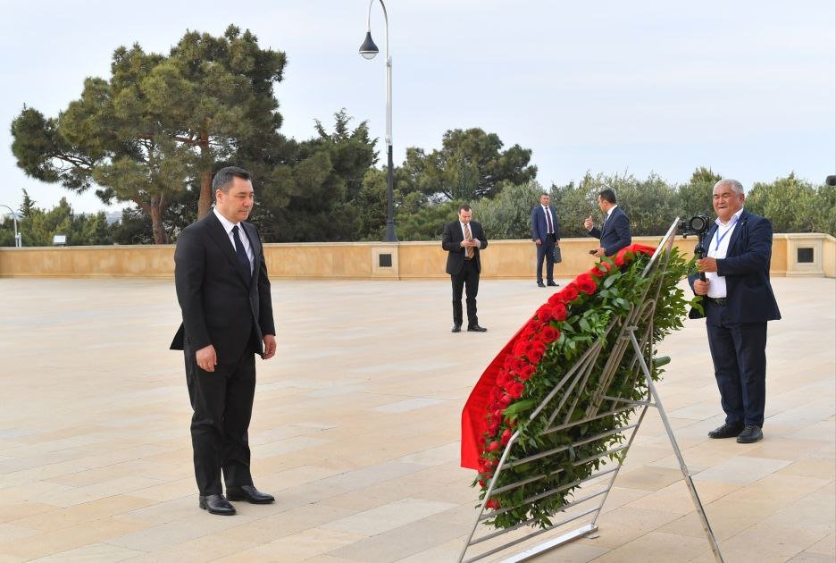 Sadır Japarov Bakıda şəhidlərin xatirəsini anıb - FOTO Sadır Japarov Bakıda şəhidlərin xatirəsini anıb - FOTO