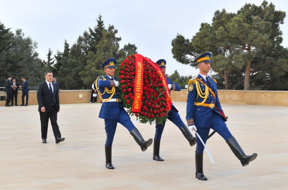 Sadır Japarov Bakıda şəhidlərin xatirəsini anıb - FOTO - foto 2