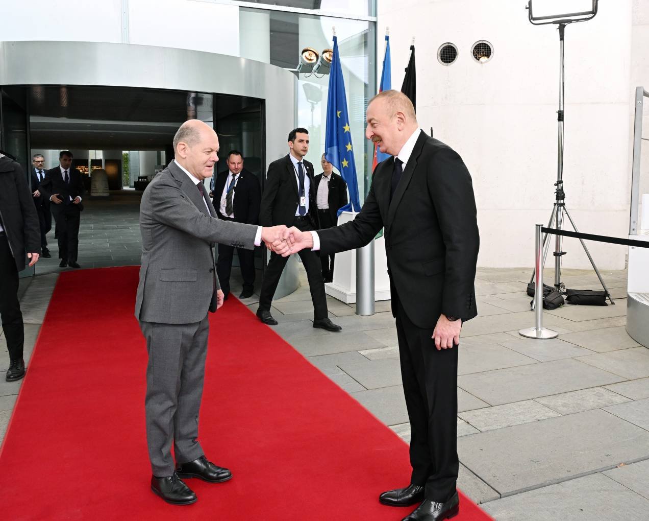 İlham Əliyev və Olaf Şolts birgə mətbuat konfransı keçiriblər – FOTO/VİDEO  - foto 9