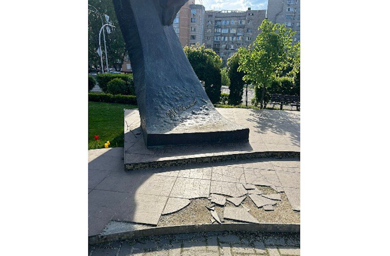 Müslüm Maqomayevin adını daşıyan park və heykəl biabırçı vəziyyətdə: Səfirlik və diaspora nə işlə məşğuldur? - FOTO/VİDEO - foto 1