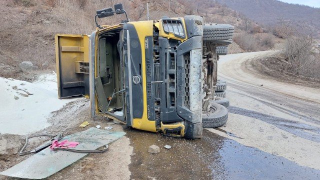 Kəlbəcərdə yük maşını aşdı: Türkiyə vətəndaşı öldü - VİDEO