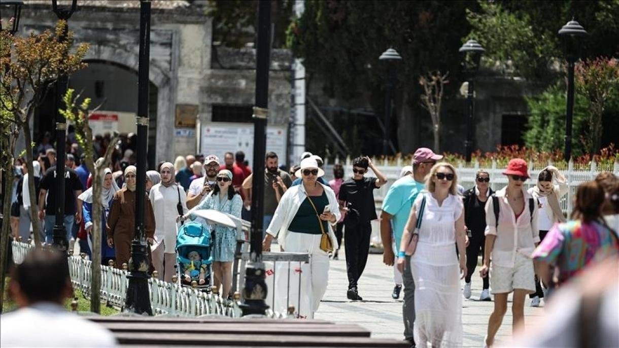 Rusiyalı turistlər İstanbuldakı məşhur brendə məxsus butikdən QOVULDULAR