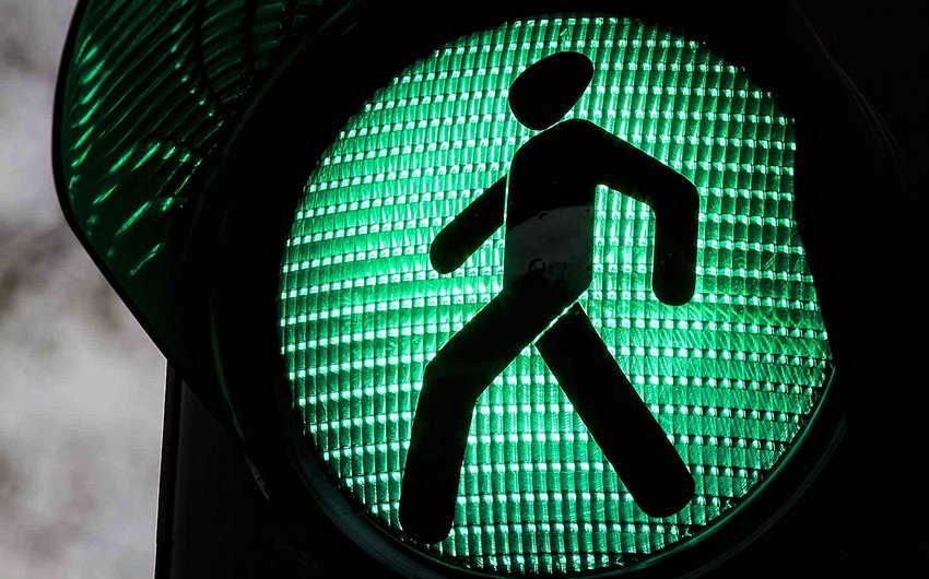 Bakıda avtomobil iki piyadanı vurdu - VİDEO