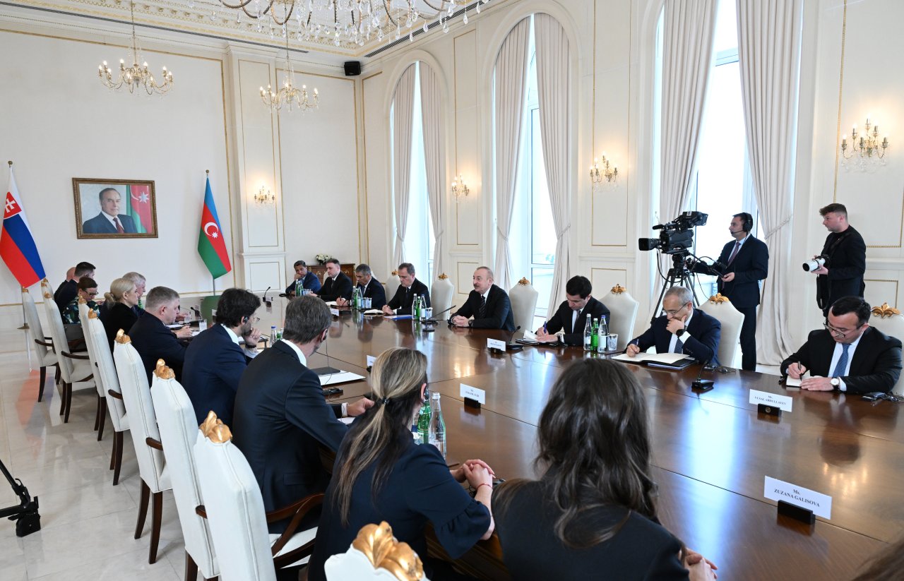 Prezidentin Slovakiyanın Baş naziri ilə geniş tərkibdə görüşü keçirildi – FOTO/VİDEO    - foto 1