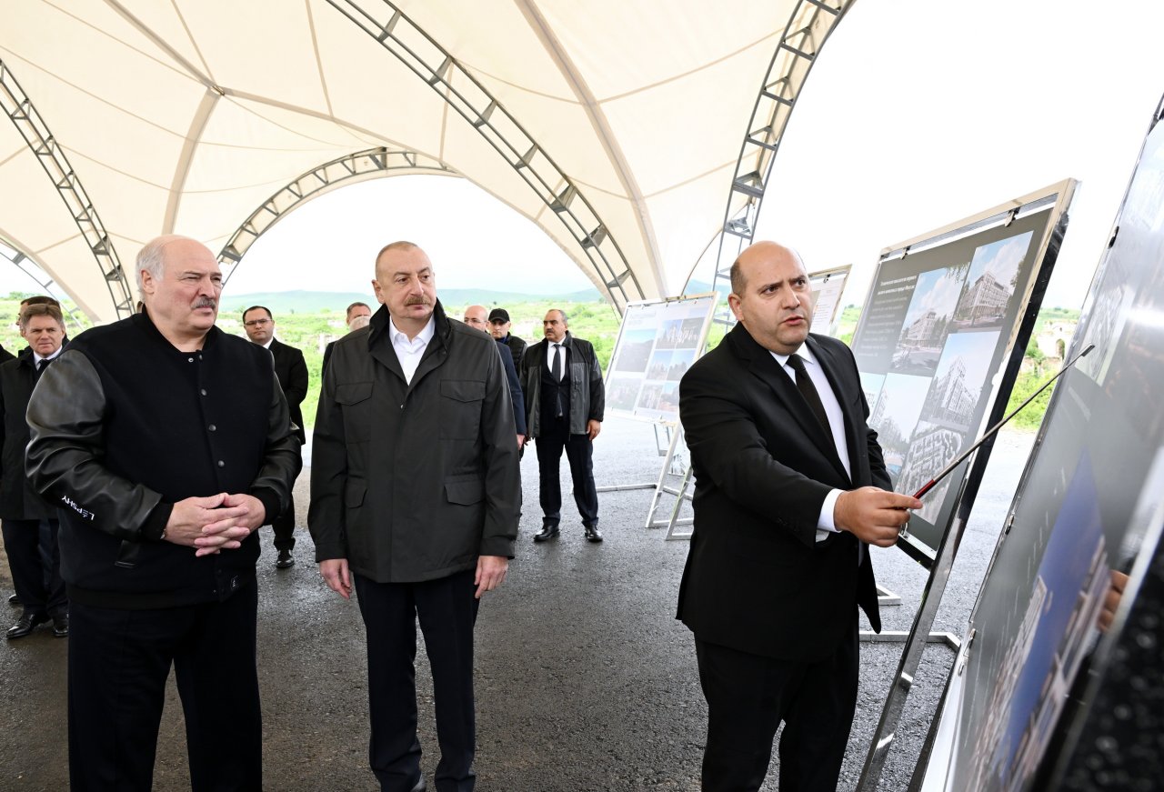 Azərbaycan və Belarus prezidentləri Füzuli şəhərinin dağıdılmış yerlərinə baxdılar – FOTO/VİDEO - foto 2