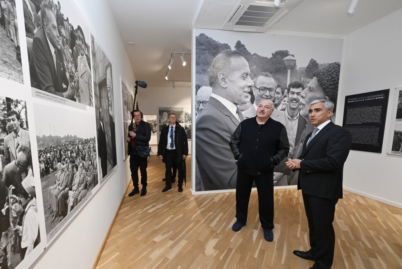 İlham Əliyev və Aleksandr Lukaşenko “Heydər Əliyev və Qarabağ” sərgisində - FOTO   - foto 2