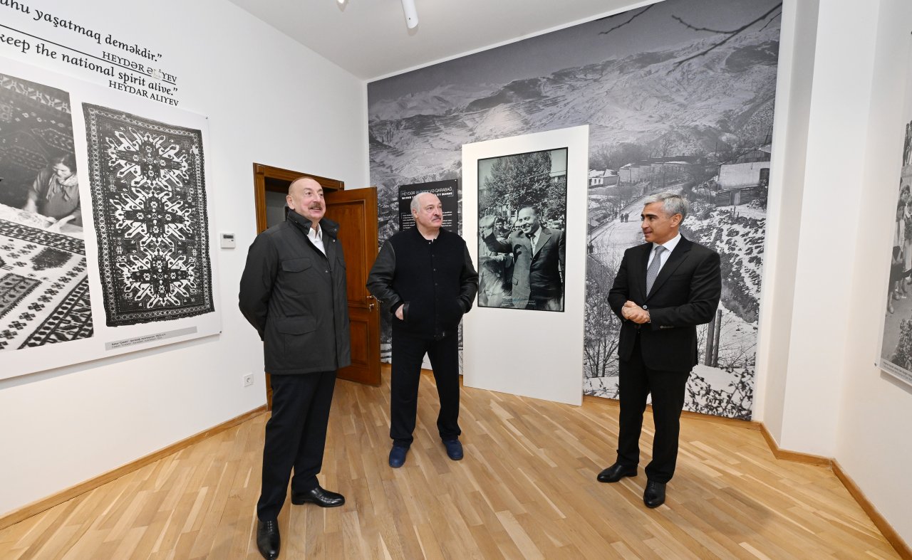 İlham Əliyev və Aleksandr Lukaşenko “Heydər Əliyev və Qarabağ” sərgisində - FOTO   - foto 3