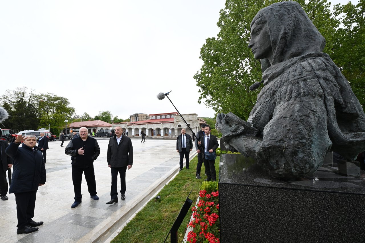 Prezidentlər Şuşada erməni vandalizminə məruz qalan heykəllərə baxdılar - FOTO - foto 2