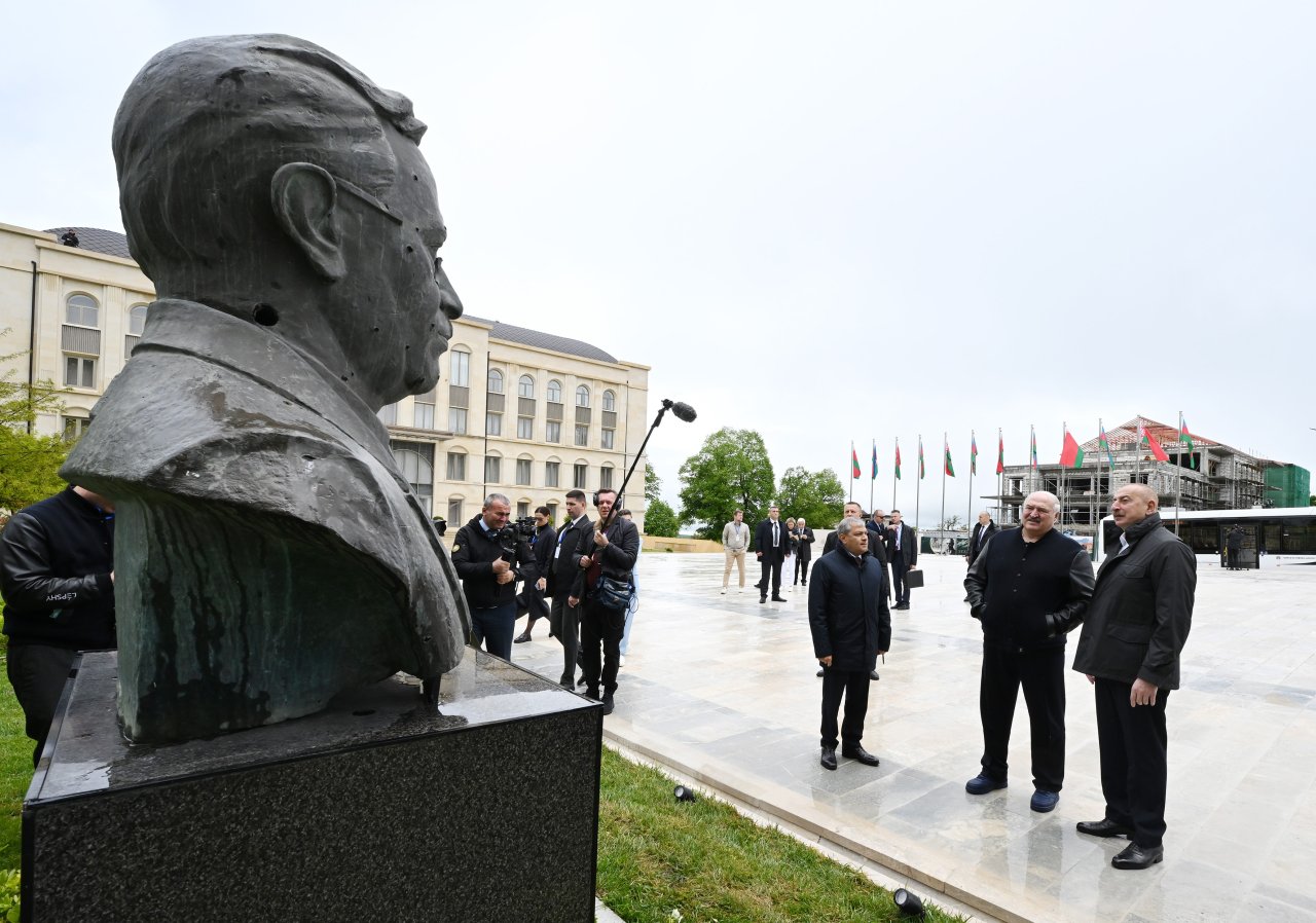 Prezidentlər Şuşada erməni vandalizminə məruz qalan heykəllərə baxdılar - FOTO