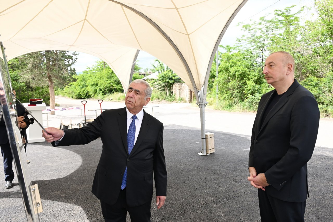 Ölkə başçısı Zəngilanın daxili yol-kommunikasiya şəbəkəsinin təməlini qoyub - FOTO/VİDEO - foto 2