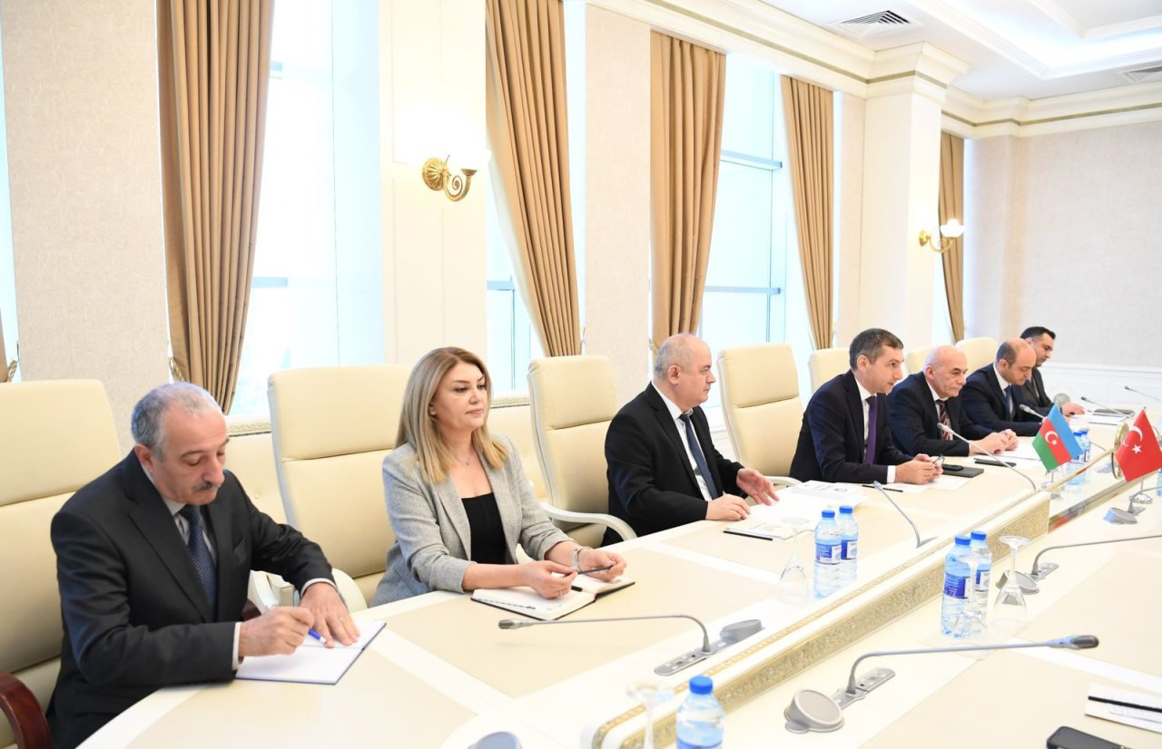 TBMM Baş katibinin müavini Milli Məclisdə bir sıra görüşlər keçirib - FOTO - foto 1