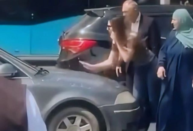 Bakıda qadın maşının qarşısını kəsib yumruq atdı – VİDEO  