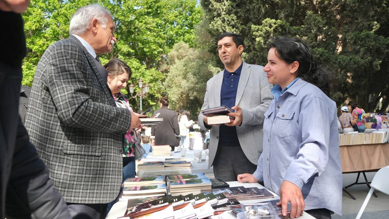III Türk Dünyası Ədəbiyyat və Kitab Festivalında şair Firəngiz Əhmədovanın kitabları sərgilənib - FOTO - foto 2