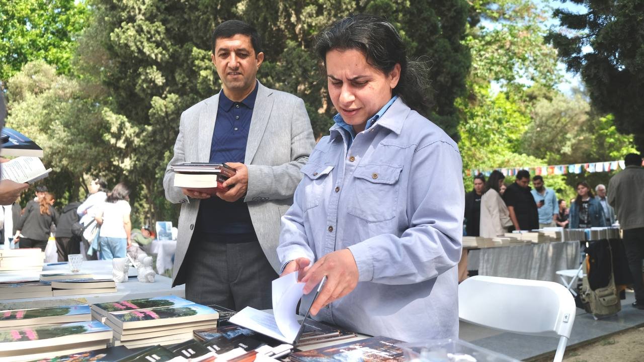 III Türk Dünyası Ədəbiyyat və Kitab Festivalında şair Firəngiz Əhmədovanın kitabları sərgilənib - FOTO - foto 1