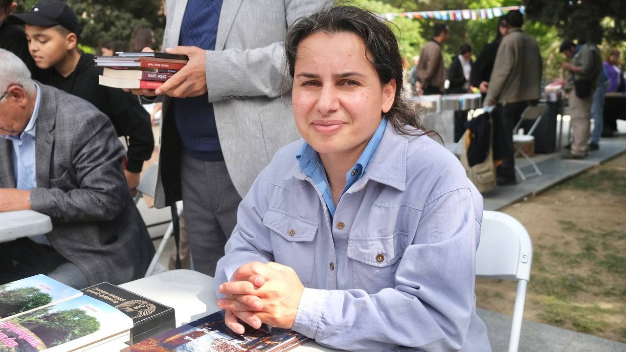 III Türk Dünyası Ədəbiyyat və Kitab Festivalında şair Firəngiz Əhmədovanın kitabları sərgilənib - FOTO - foto 3