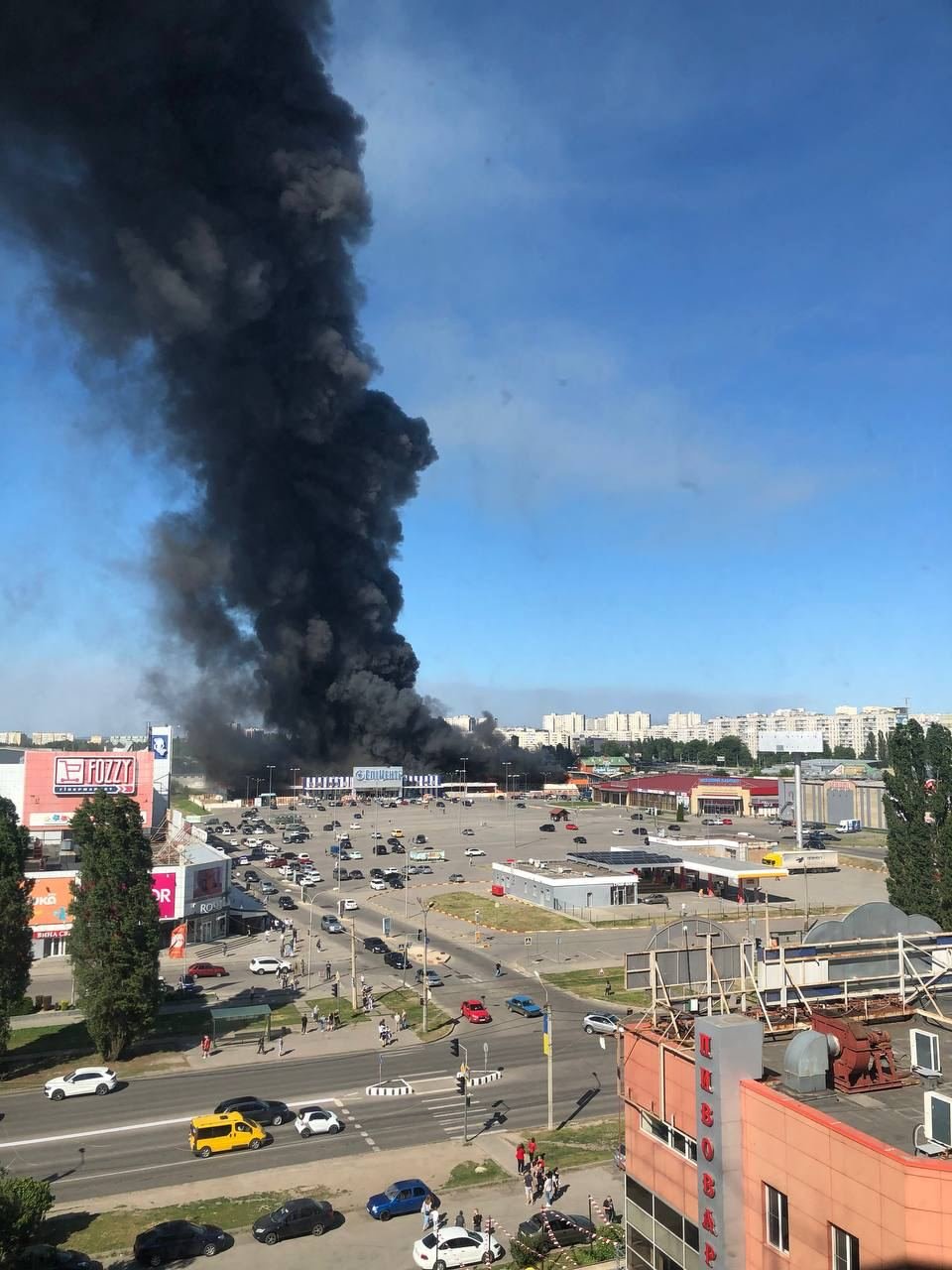 Rusiya ordusu Xarkovun iri ticarət mərkəzinə zərbə endirib, ölən və yaralılar var - FOTO/VİDEO  - foto 3