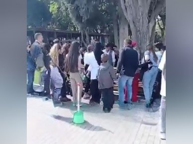 Bulvarda OLAY: Skuterdən yıxılan qız başından ağır xəsarət aldı - VİDEO Bulvarda OLAY: Skuterdən yıxılan qız başından ağır xəsarət aldı - VİDEO