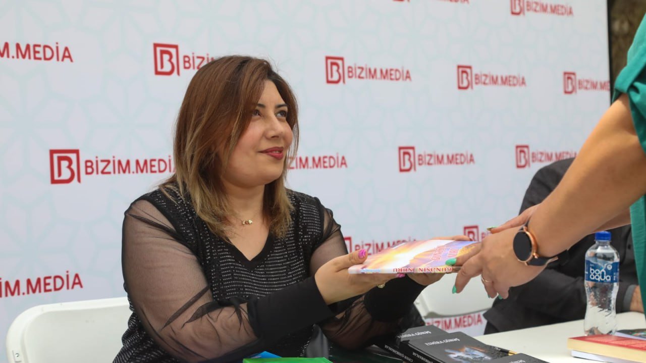 Şairə Esmira Günəşin imza günü keçirildi - FOTO - foto 1