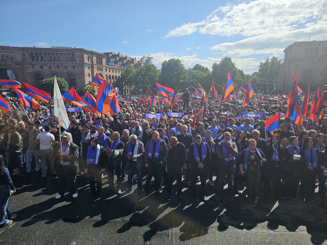 İrəvanda Paşinyanın istefası tələbi ilə aksiya başladı - FOTO/VİDEO - foto 2