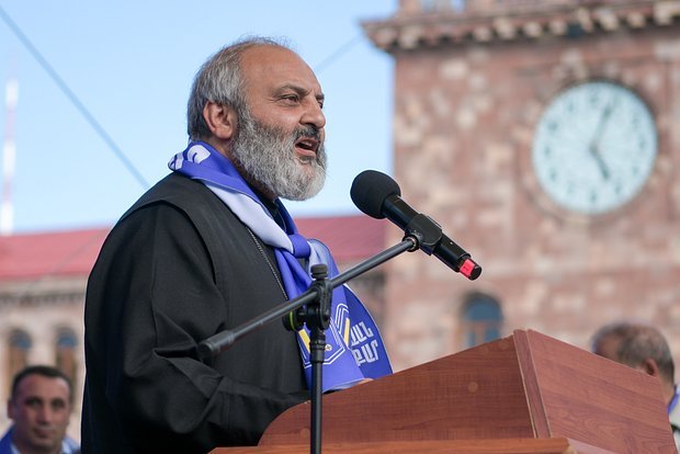Qalstanyan tərəfdarlarına səsləndi: Sabah məmurları iş yerlərinə buraxmayın