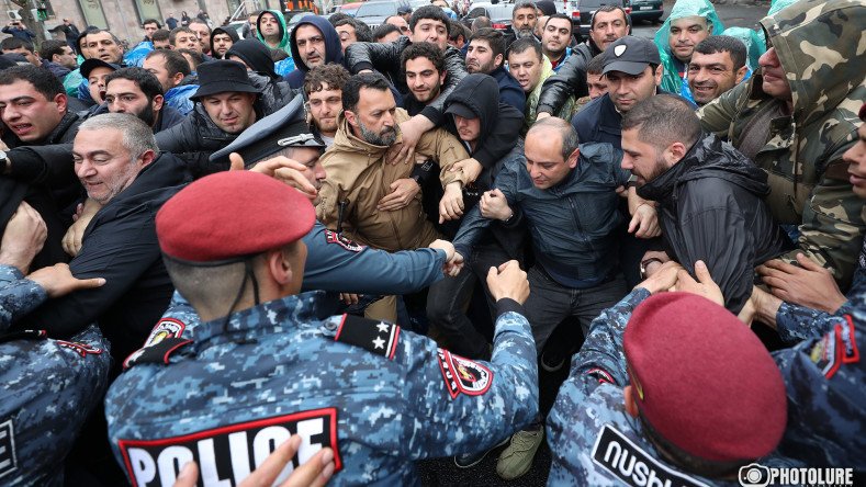 İrəvanda vətəndaş itaətsizliyi aksiyaları başladı - Tutulanlar var - VİDEO