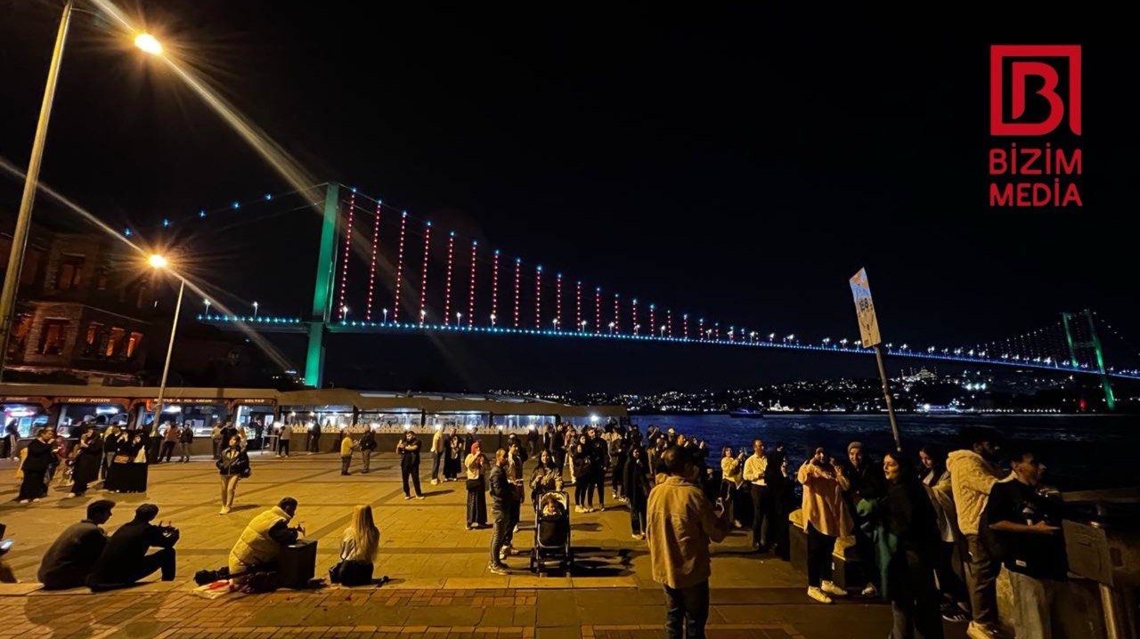 İstanbulun üç körpüsü Azərbaycan bayrağının rəngləri ilə işıqlandırıldı – FOTO/VİDEO - foto 2