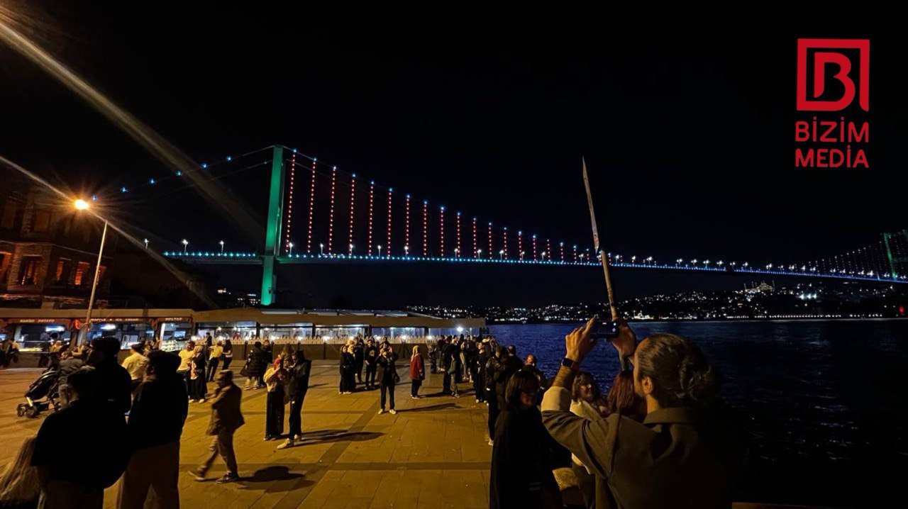 İstanbulun üç körpüsü Azərbaycan bayrağının rəngləri ilə işıqlandırıldı – FOTO/VİDEO - foto 1