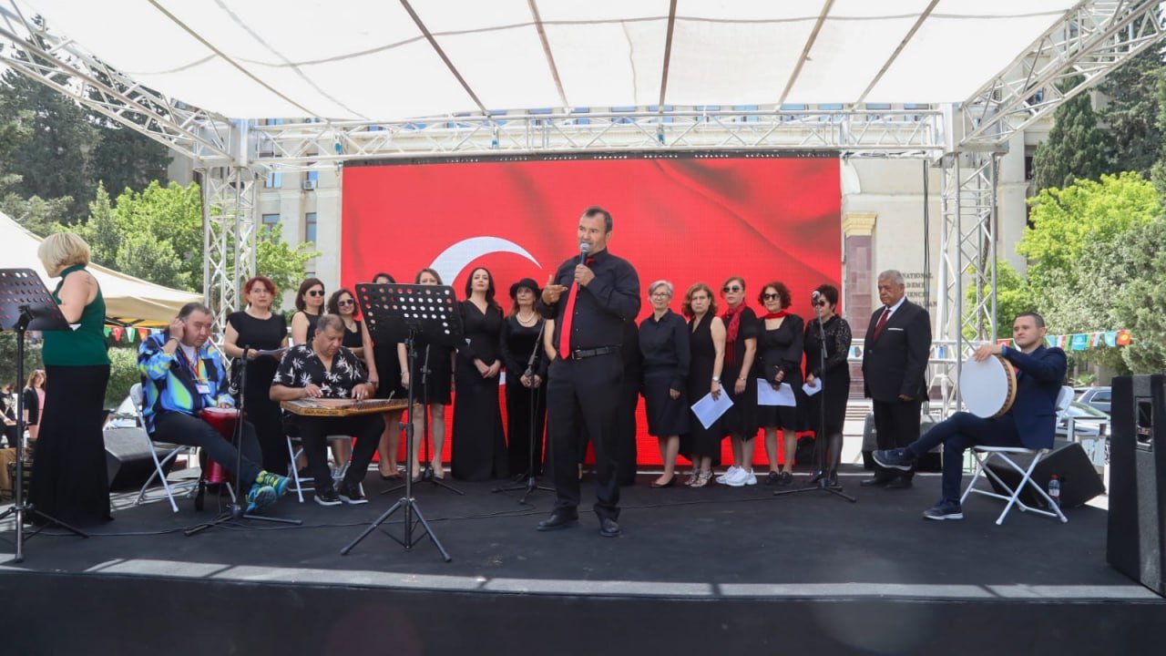 Kitab Festivalında türkiyəli yazarlar Azərbaycan mahnılarını İFA EDİBLƏR – FOTO/VİDEO - foto 2