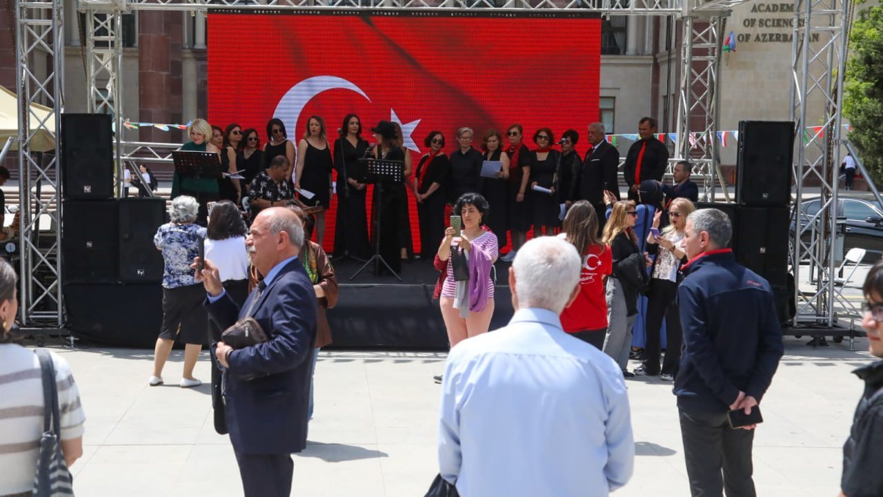 Kitab Festivalında türkiyəli yazarlar Azərbaycan mahnılarını İFA EDİBLƏR – FOTO/VİDEO - foto 3