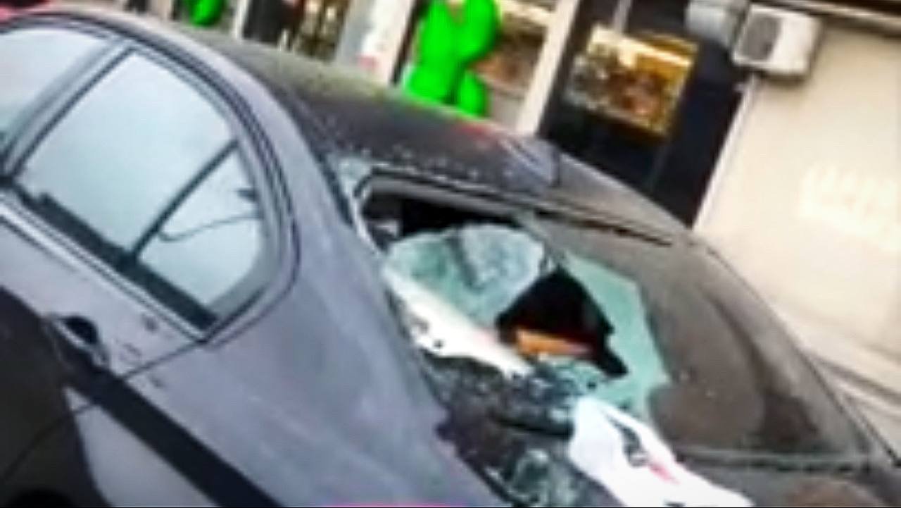 Bakıda OLAY: Qadın hirsini sevgilisinin LÜKS avtomobilindən çıxardı – VİDEO 