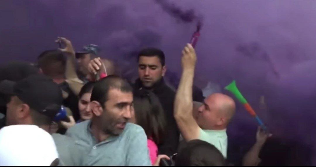 Ermənistan XİN-in qarşısında qarşıdurma: Hücum əmri verildi – VİDEO Ermənistan XİN-in qarşısında qarşıdurma: Hücum əmri verildi – VİDEO