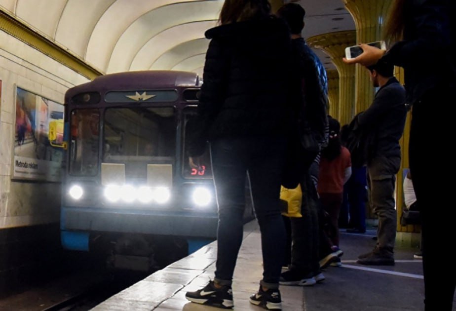 Bakı metrosunda sərnişin qatar yoluna yıxıldı - VİDEO
