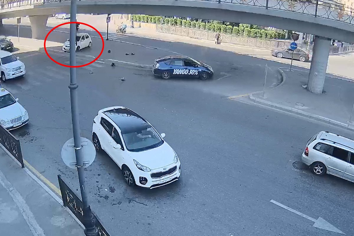 Bakıda QƏZA: Avtomobil svetofor dirəyinə çırpıldı - VİDEO Bakıda QƏZA: Avtomobil svetofor dirəyinə çırpıldı - VİDEO