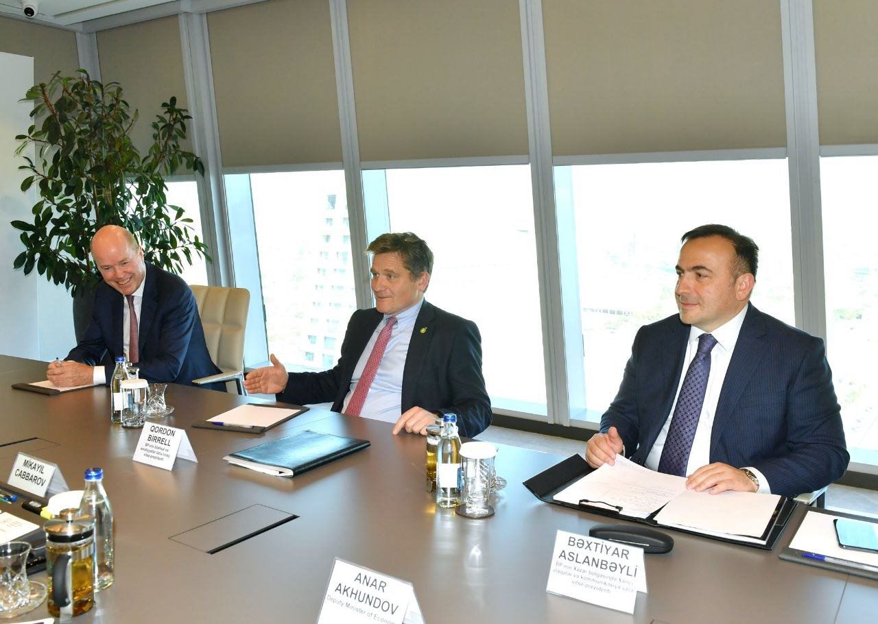 Mikayıl Cabbarov BP ilə Azərbaycanda dayanıqlı enerji mənbələrinə keçidi müzakirə edib - FOTO - foto 1
