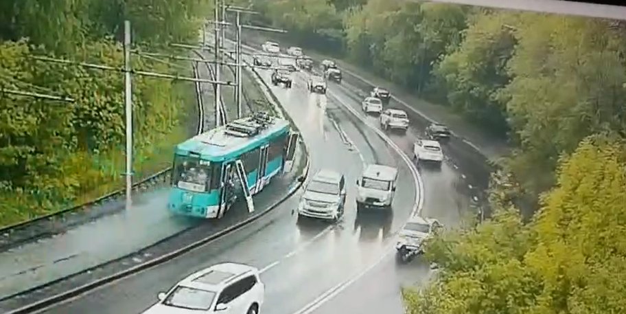 Rusiyada dəhşətli olay: Sərnişinlər tramvaydan yola yıxıldı - VİDEO