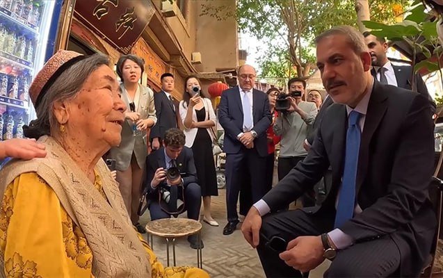 Hakan Fidanın Çində qadınla səmimi dialoqu - VİDEO Hakan Fidanın Çində qadınla səmimi dialoqu - VİDEO