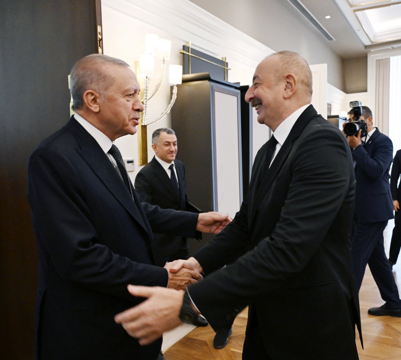 Azərbaycan və Türkiyə prezidentləri Ankaranın Esenboğa Hava Limanında GÖRÜŞDÜLƏR - FOTO - foto 1