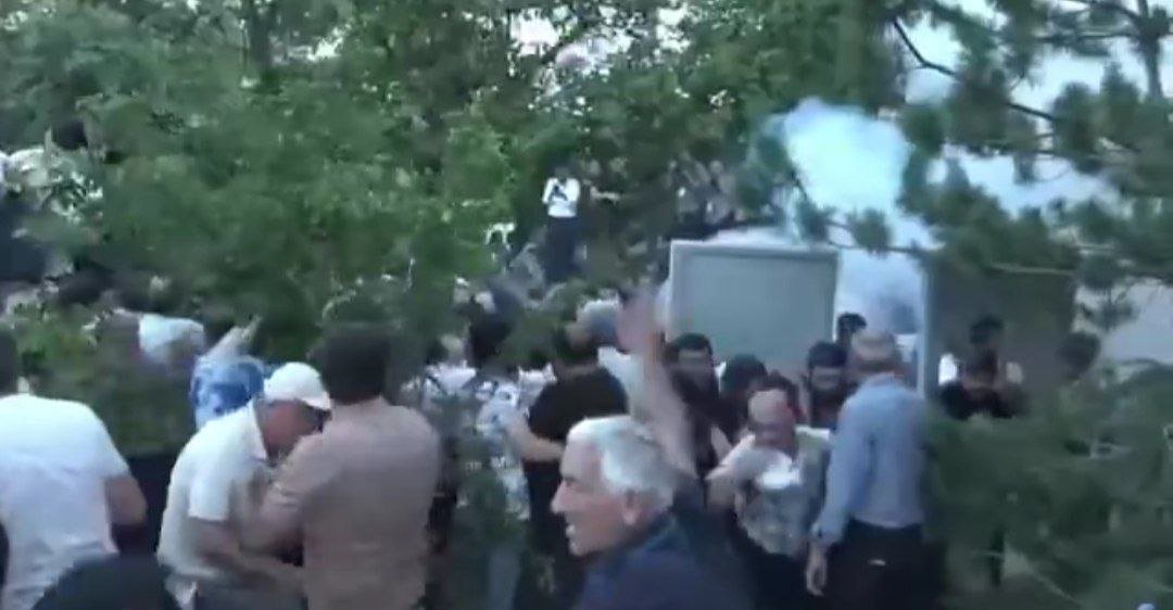 İrəvanda VƏZİYYƏT GƏRGİNDİR: Polis etirazçılara səs bombaları atır - VİDEO