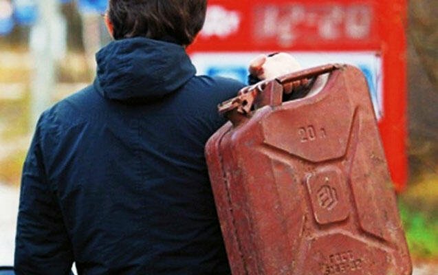 Azərbaycanda vəzifəli şəxsin üstünə benzin TÖKDÜLƏR