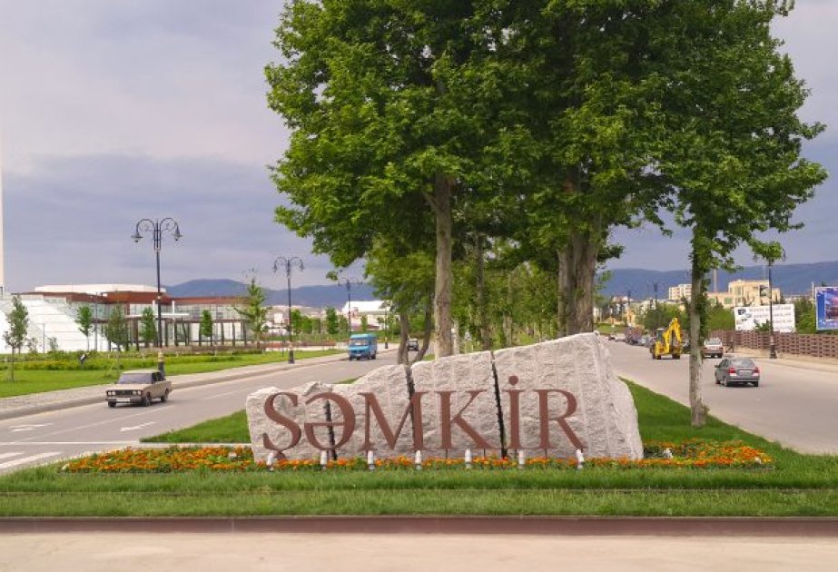 Küçədə lüt gəzən kişinin azyaşlı oğlunu təpiklə vurdular