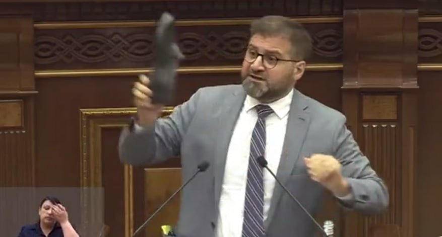 Ermənistan parlamentində KURİOZ HADİSƏ – Deputat tribunada qaloş salladı – VİDEO 