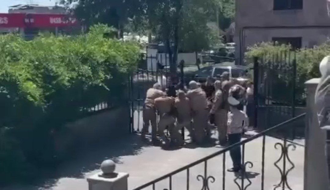 Erməni xüsusi təyinatlıları separatçıların “İrəvandakı nümayəndəliyi”nə HÜCUM ETDİ – VİDEO  