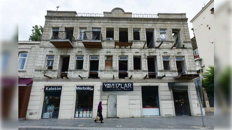 Bakının mərkəzində 135 yaşı olan binanın bir hissəsi uçub - FOTO