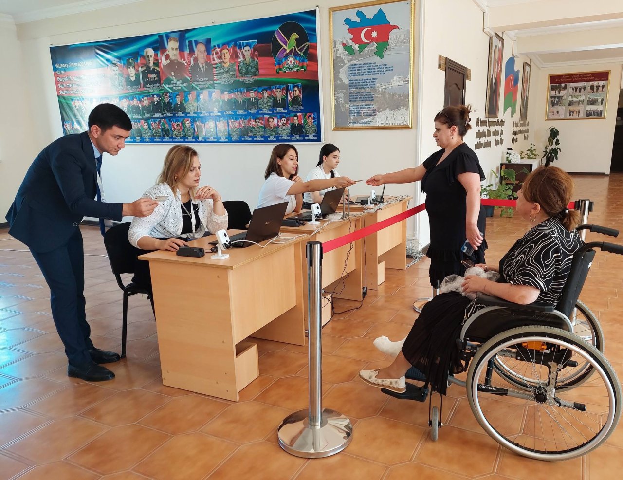 Ayağı zədəli halda imtahana gəldi, yüksək nəticə göstərdi – FOTO   - foto 2