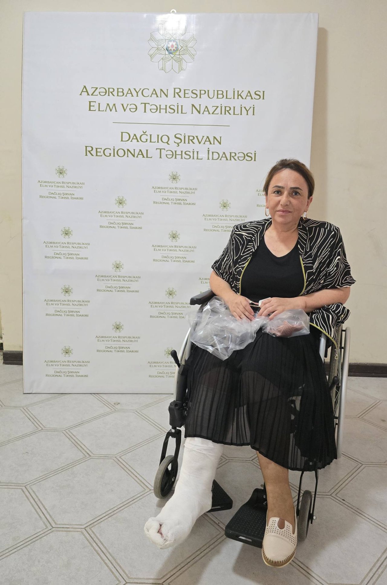 Ayağı zədəli halda imtahana gəldi, yüksək nəticə göstərdi – FOTO   - foto 1